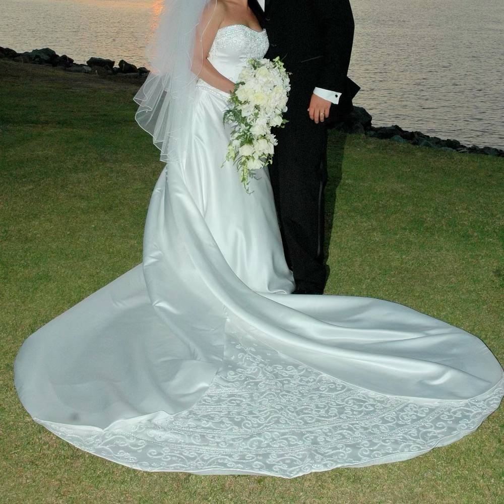 Brides by Demetrios elegant gown in excellent condition.